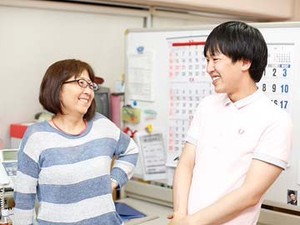 分からない事や不安な事は
先輩に即相談！ 
すぐにアドバイスをもらえるのが
心強い★ 
働きやすい環境が整っています☆彡