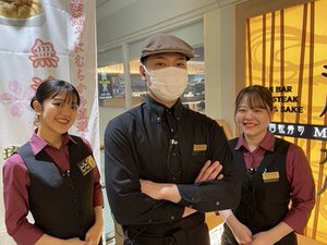 10～30代の若いメンバーも活躍中♪活気溢れる空港内店舗で
メリハリのあるお仕事が叶うので、
充実感を味わえます♪