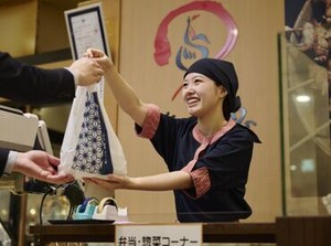 まずは明るく「いらっしゃいませ！」
の声かけから始めていきましょう♪
優しいスタッフ×柔軟シフトで
働きやすさ抜群！