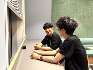 営業終わりには、先輩後輩で話し合う時間も。
ふざけた話もするけど、気づけば“成長”の話になるのがこのチームです。