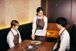 うしごろ流の接客マナーや対人スキルが身につく！
＼気負わずにお仕事をスタート／
まずは先輩と一緒に慣れていこう♪