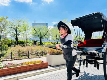スタッフ同士の距離が近くてすごく仲がいい職場！
研修では先輩たちが丁寧にサポートします♪教え方が優しくて面白くて安心◎
