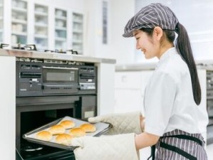 焼きたてパンの香りに包まれて♪
コンビニ＆コンビニ内新設のベーカリースタッフ募集！