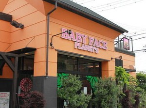 リゾート感あふれる外観が目印♪
ベビーフェイスプラネッツ三河安城店で、
非日常を楽しむバイト始めませんか？