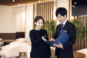 ＼お茶出しや食事の配膳など／
好きな日に働けるセレモニースタッフを募集中！
＜月曜～日曜まで自由＞