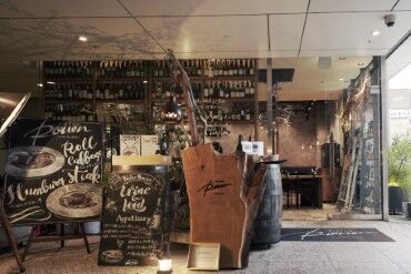 写真は新宿店♪
ワインや洋食を提供しているカジュアルビストロです!
外観も内観もオシャレで気分が上がります・・・!