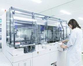 検査物を運んだり、機械のボタンを押したり等、お仕事はとってもシンプル！先輩がしっかりサポートするので、安心です◎