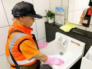 家庭の掃除にも活かせる◎
単純なお掃除をお任せ♪
土日祝日勤務できる方大歓迎★
女性スタッフ活躍中♪