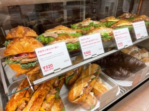 バターのいい香りがふんわり漂う店内！
カウンター・キッチンスタッフを募集♪
未経験の方も、製菓経験のある方も大歓迎★