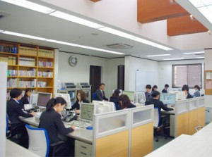 社労士事務所と聞くとお堅いイメージですが…
実はとても明るく和やかな雰囲気です（笑）
仕事以外の話もしやすく馴染みやすい♪