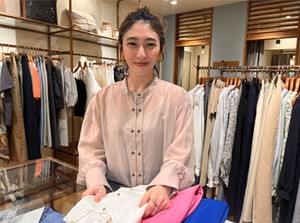 販売スタッフ未経験の方でも大丈夫★
お客さまとの会話が盛り上がると、
とてもうれしい気持ちになりますよ◎