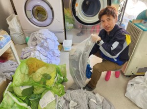 運ばれてくる洗濯物をドンドン仕分け！
たくさんの洗濯物があるので、
STAFFさんのスキマ時間にとっても感謝★
残業はなく安心◎