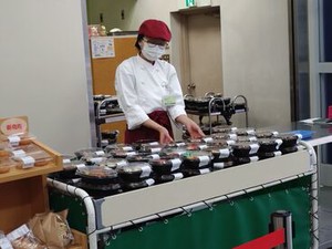 お弁当の盛付や販売など
未経験の方も安心してできるお仕事♪
家事や子育てとの両立もしやすい職場です◎
