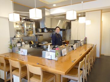 10席の小さな店内なので
落ち着いて接客が可能！
髪型・髪色・ピアスなど自由！