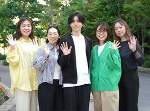 オシャレ自由！
服装はオフィスカジュアルOK◎
髪型・髪色も自由＆ピアスなど装飾品もOK♪
