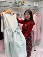 ◇*゜大人可愛いが詰まったお洋服♪
通常よりも格段と安く買えるので、
プライベートでもコーデを楽しめちゃう♪