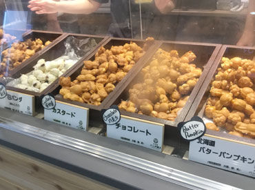 一口サイズのかわいいパンダ焼きを袋に詰めてお会計♪難しい作業はないのでスグに慣れちゃう！