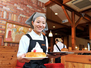 ＜経験は不問です＞
学生・主婦・フリーターなど幅広い年代のスタッフが活躍中！
爽やかな笑顔での対応は『職場環境がいい証』♪