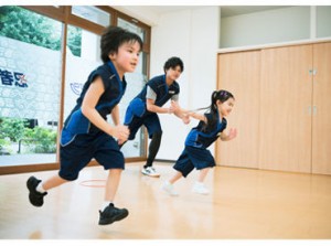 子どもたちの笑顔と元気な声が響く教室でたのしくお仕事◎メインインストラクターのサポートをお願いします♪