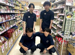 ＼接客ニガテでもOK／まずは【品出し】から
お買得品みっけ♪と楽しくお仕事できます◎
マスク・消毒etc.コロナ対策もばっちり!!