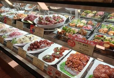 接客好きな人はモチロン
「初めてで...」」そんな方でも応募OK！
大切なのは、お客さまと笑顔でコミュニケーションをとること◎