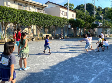 ＼未経験大歓迎◎／
まずは子どもたちの名前を覚えるところから始めましょ�う！子どもと遊ぶのが基本的なお仕事になります！