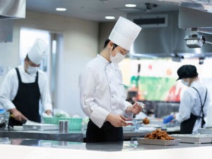 お客様はその企業で働く従業員さんが中心！
調理の経験を積めるほか、
食の専門知識を学べるのが魅力です。