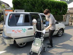 【AT限定可！】
利用者様に楽しんで頂けるように、
送迎中におしゃべりをするのも
仕事の一つ♪
もちろん一緒に楽しんでOK！
