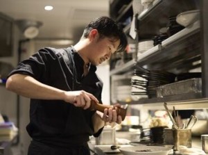 <20～30代のスタッフが多数活躍中>
カジュアルリッチがテーマの「MERCER CAFE」
未経験の方も始めやすい業務内容と雰囲気です♪