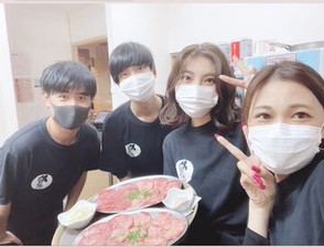 勤務中でも髪色や髪型自由♪
ピアスやネイルもOKです！
おしゃれも楽しみながら働けるお店です◎
