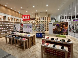 お子様のシューズ選びをお手伝い♪
靴の知識など、必要な知識は研修でしっかり吸収◎
＼支え合う仲間がいるから安心！／