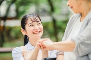 ＼ケアスタッフとは…／
施設利用者さんの身の回りのお世話やサポートをするお仕事です！
ブランク復帰も、もちろん大歓迎♪