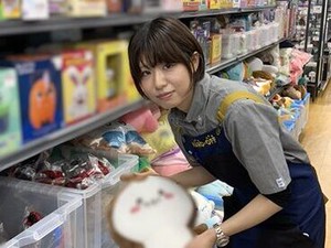 中古品や婦人服、生活家電など、
様々な商品を取り扱う当店で働きませんか？
バイトデビューで不安な方は友達と応募も歓迎★