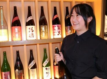 レア日本酒も並んでる圧巻の店内！
「日々知識が身に付くのを実感できて楽しいです◎」
ｂｙ入社後に日本酒にハマったスタッフ