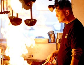 サラリーマンから家族連れまで幅広い層に愛される町中華◎
賑やかなお店で接客バイトを始めませんか？
土日に働ける方は大歓迎！