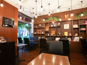 ◆駅チカ！ぬくもり感じるカフェ◆
未経験でも安心◎
学生さん・Wワーカーさん歓迎！
スキマ時間にゆるっとバイトしませんか？