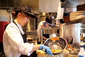 カフェでの軽いおやつから
ランチ・ディナーとしっかりごはん、
バーカウンターでのちょい飲みまで。
さまざまな形態で営業中！