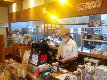 木のぬくもり溢れる落ち着いたお店★美味しい賄いも期待できちゃう♪未経験さんもOKです！