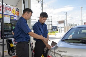 お客様が安全に給油できるように見守ります★
未経験でも、数日の研修でマスターできるお仕事です！