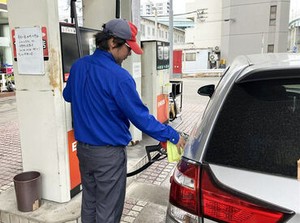 車・バイク通勤OK！
最寄りのバス停【豊1丁目】から徒歩1分以内！
出勤してそのままガソリン給油もOK♪