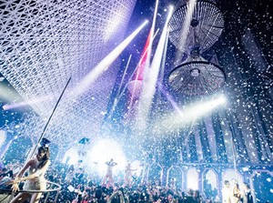 銀座の最新ナイトスポットで
最高の夜を過ごしながら稼げる！
有名アーティストも多数来店！