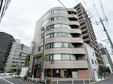 浅草橋駅から徒歩5分と通いやすい！
飲食店やコンビニが充実しているので、
お昼ごはんやアクセスにも困りません♪