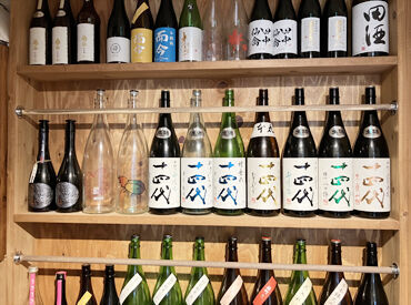 店内には自慢の日本酒がズラリ！
働きながら、
おいしい日本酒の知識も味も学べる、
レアな居酒屋バイトならココで決まり！