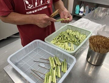 ▼新世界の横丁内のお店▼
観光客の方も多く賑わってる♪
仕事帰りには、ご飯を食べて買えることも♪