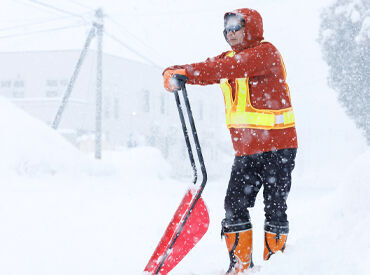 スコップ・スノーダンプを使った普段通りの除雪★
簡単作業なのに1日5000円、週払いですぐGET！
※イメージ画像