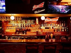 ＼一緒に働くスタッフを大募集♪／
本格的なアメリカのBBQが味わえる
スモークハウス★
飲食・接客未経験の方もOKです◎