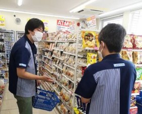 店内には魅力的な商品がたくさん♪
まずは品出しや陳列、清掃など
簡単なお仕事から始めましょう！