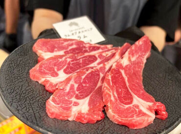 **－他店舗の雰囲気は？－**
当社既存店舗は
大学生や20代のスタッフが活躍中！
コミュニケーションも活発です！