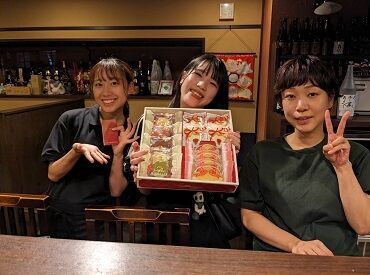 落ち着きのあるお店で、自分のペースで働けます★
まずは笑顔で接客できれば大丈夫◎
学生さんを中心に30～40代のSTAFも活躍中◎