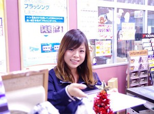 お客様が来たらボタンをポチッ♪
室内での作業がメインなので快適◎
50～80代のSTAFFが多数活躍中★
無理なく続けられますよ！